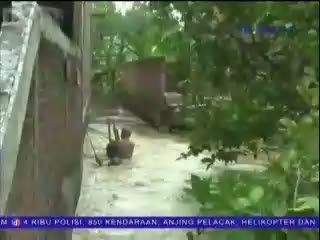 Seorang Kakek Nyaris Terseret Banjir