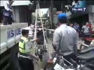 Razia Parkir Liar, Mobil Diderek