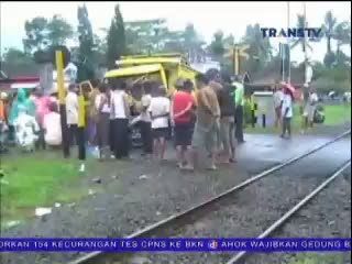Sinyal Mati, Truk Hancur Ditabrak Kereta