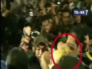 Detik-detik Penimpukan Telur Pada Anas Terekam Kamera