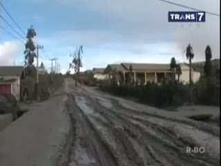 Diterpa Lumpur Sinabung, Warga Mengungsi