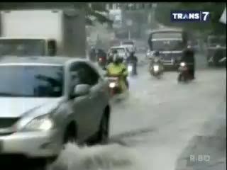 Nekat Terjang Banjir, Puluhan Motor Mogok