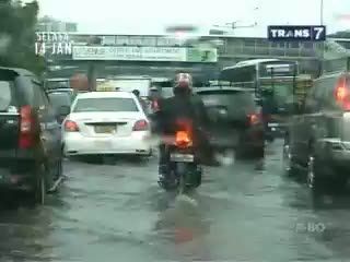 Tips Mengendarai Motor Dikala Banjir