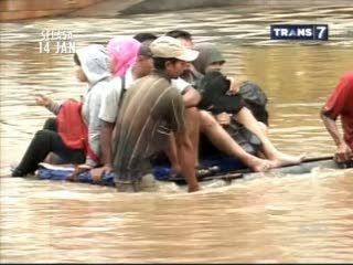 Mengais Rejeki di Tengah Banjir
