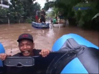 Banjir 1 Meter Lebih, Warga Masih Ada yang Bertahan di Rumah