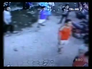 Aksi Pengeroyokan Pemuda Terekam CCTV