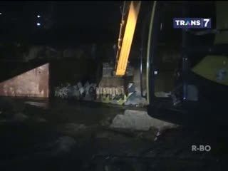 Jalan Raya TB Simatupang Amblas Tergerus Banjr