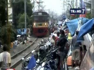 Berbahaya, Pengungsi Banjir Bertahan di Bantaran