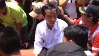 Tinjau Banjir, Jokowi Gunakan Perahu Boat