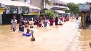 Jokowi Blusukan Ke Lokasi Banjir, Anak-anak Asyik Bermain Air
