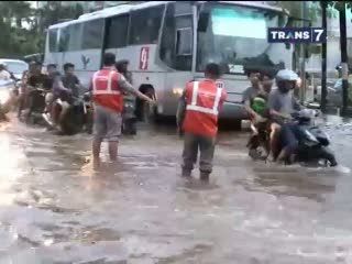 Ujicoba Jalur, Bus TransJ Terobos Banjir