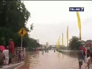 Pengungsi Banjir Jadi Pengemis