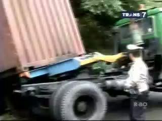 Truk Kontainer Terperosok