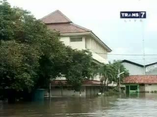 Banjir Putus Akses Vital Warga