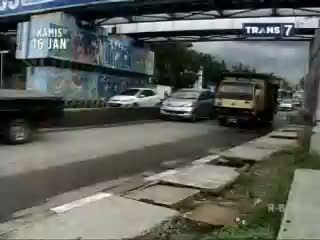 Banjir Surut, Jalan Ibukota Rusak