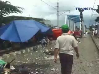 Banjir, Warga Kedoya Mengungsi di Rel Kereta Api