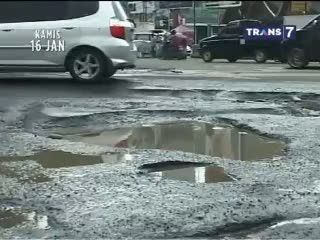 Banjir Mulai Surut, Jalan Ibukota Rusak