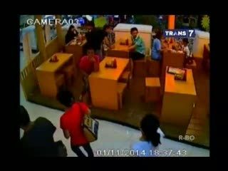 Kawanan Pencuri Remaja Terekam CCTV Saat Beraksi