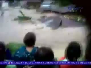 Banjir Bandang Seret Rumah Warga Sampai ke Laut