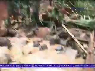 Proses Evakuasi Korban Longsor di Manado