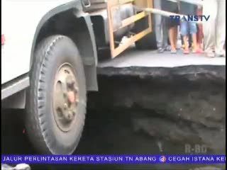 Jembatan Ambruk, Sebuah Truk Terperosok
