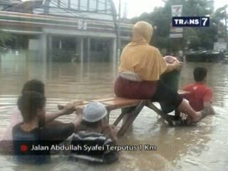 Banjir Putuskan Jalur Transportasi