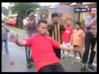 Caleg Hibur Warga dengan Gigi Super