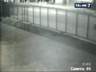 Aksi Pencurian Mobil Terekam CCTV