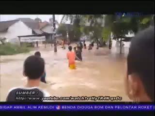 Nekat Terobos Banjir, Pengendara Motor Terseret Arus