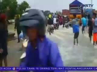 Pantura Terendam dan Macet Parah, Warga Jebol Median Jalan