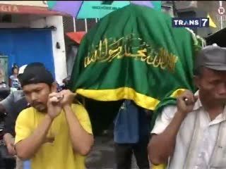 Jalan Kaki, Keluarga Makamkan Korban Banjir