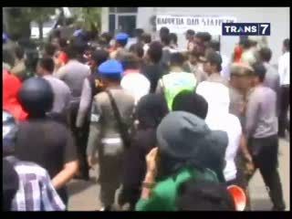 Unjukrasa Ricuh, Massa Jotos Polisi