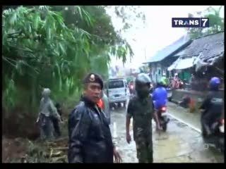 Jalur Puncak Tertutup Longsor
