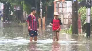 Tak Hanya Kesusahan, Banjir Juga Membawa Lauk Gratis