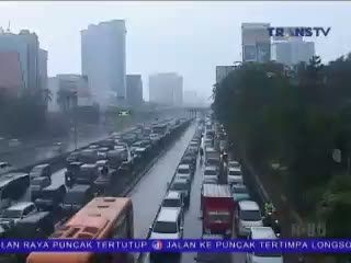 Banyak Jalan Berlubang Akibat Banjir