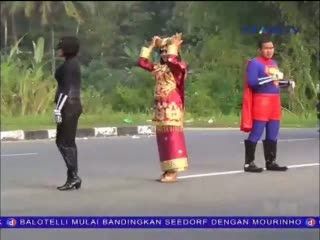 Begini Gaya Batman dan Cat Woman Saat Mengatur Lalu Lintas