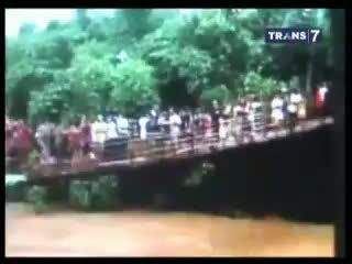 Video Amatir Sesaat Sebelum Jembatan Gantung di Serang Ambruk