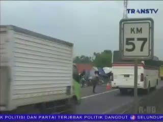 Mengungsi di Jalan Tol 