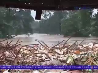 Puluhan Ton Sampah Banjir Mulai Dibersihkan