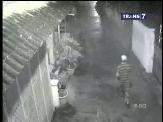 Pencurian Mobil Terekam CCTV