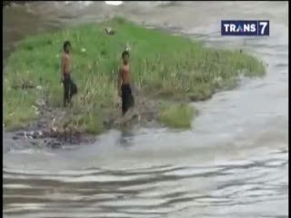 Menyebrang Sungai, 4 Remaja Hanyut