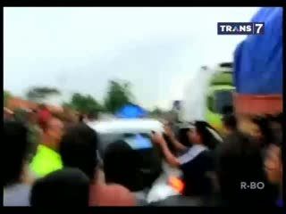 Demi Sembako, Korban Banjir Serang Polisi