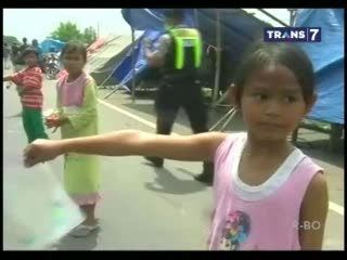 Kelaparan, Pengungsi Korban Banjir Mengemis di Tol