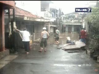 Banjir Surut, Sampah dan Lumpur Menumpuk
