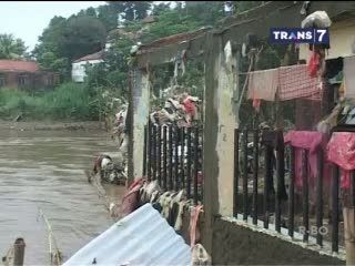 Banjir Surut, Lumpur dan Sampah Menumpuk