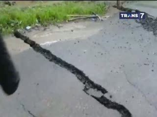 Tanah Bergeser, Puluhan Rumah Ambruk