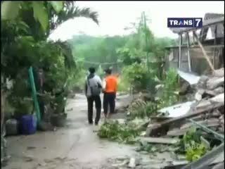 Tanah Longsor, 25 Rumah Ambruk