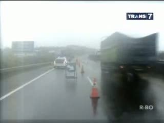 Jalan Amblas, Tol Cipularang Tersendat 