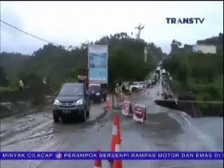 Jalan Ringroad Manado Ambles, Mobil Terperosok ke Dalam Longsoran