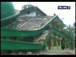 Warga Mulai Membersihkan Puing-puing Sisa Gempa